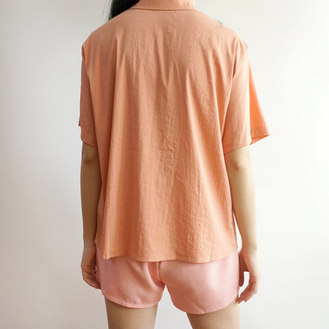 Camisa con botones de caramelo