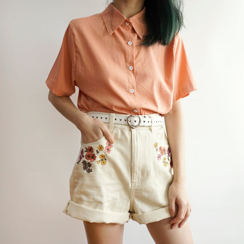 Camisa con botones de caramelo