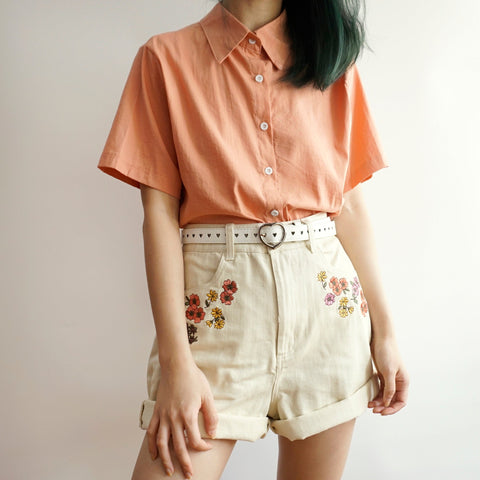 Camisa con botones de caramelo