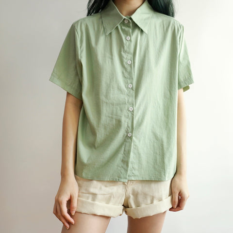 Camisa con botones de caramelo