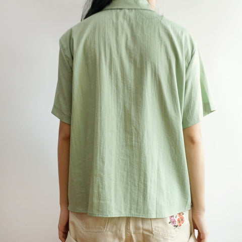 Camisa con botones de caramelo