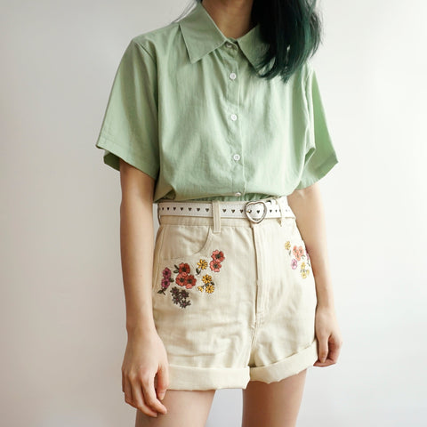 Camisa con botones de caramelo