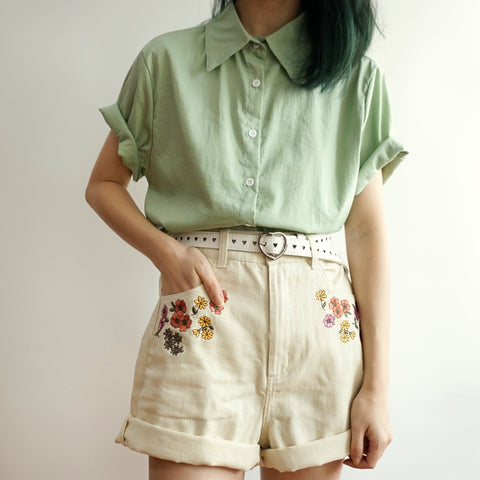 Camisa con botones de caramelo