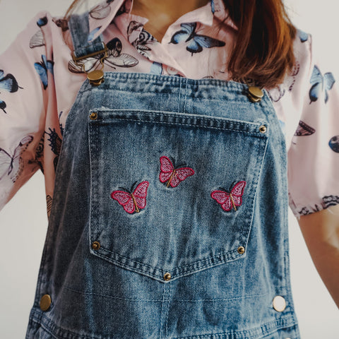 Mono vaquero con diseño de mariposa