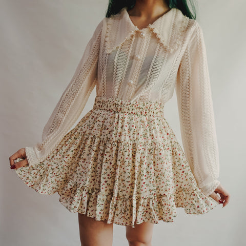 Spitzenhemd mit spitzem Kragen und Knopfleiste