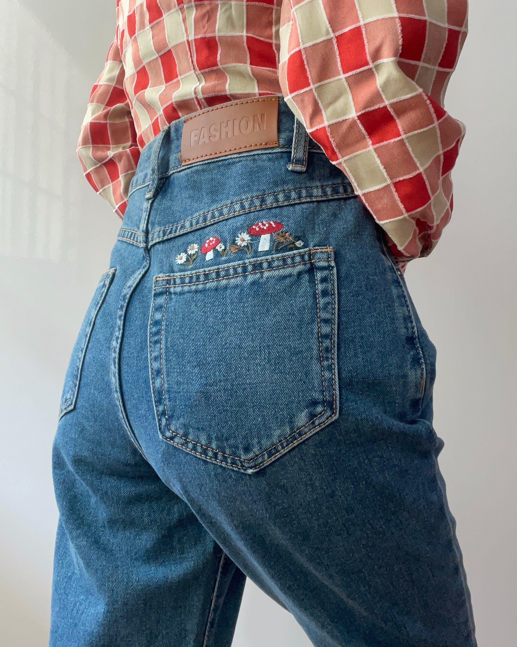 Jeans mom con bordado de hongos