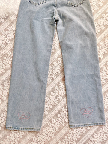 Jeans mit Herz-Stickerei