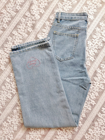 Jeans mit Herz-Stickerei