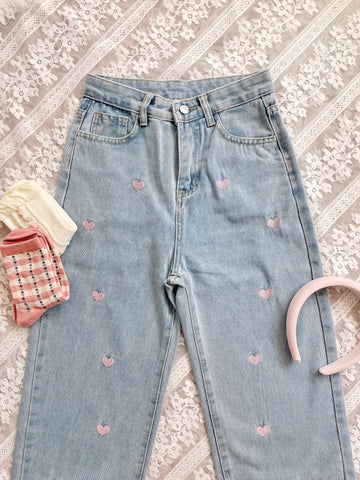 Jeans mit Herz-Stickerei