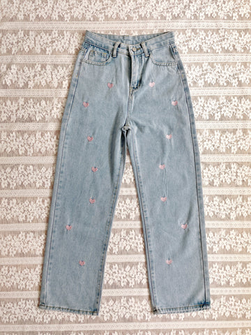 Jeans mit Herz-Stickerei