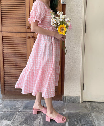 Vestido de cuadros vichy con mangas abullonadas y capas