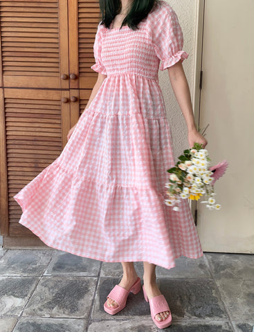 Vestido de cuadros vichy con mangas abullonadas y capas