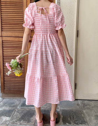 Vestido de cuadros vichy con mangas abullonadas y capas