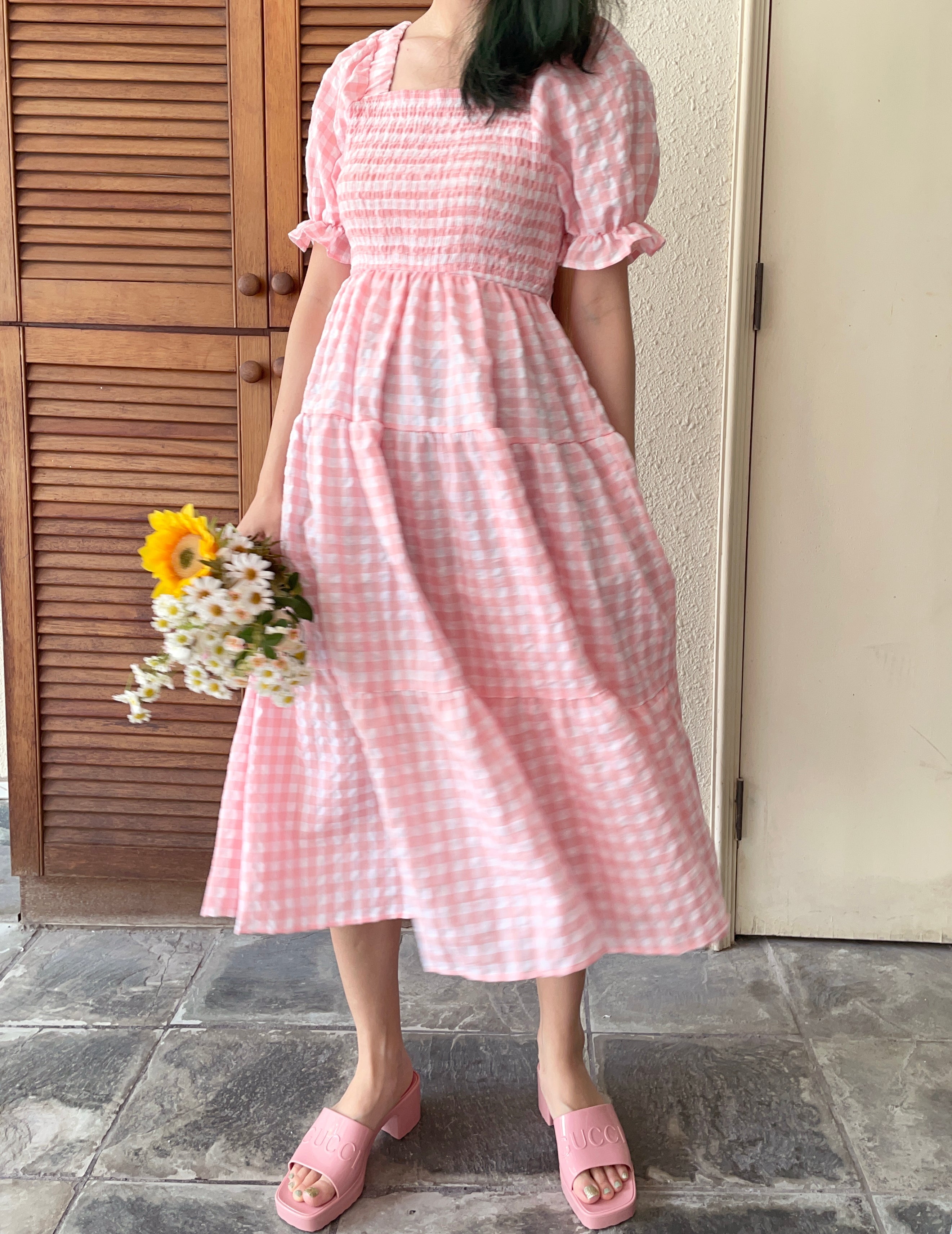 Vestido de cuadros vichy con mangas abullonadas y capas