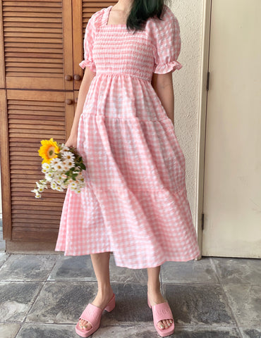 Vestido de cuadros vichy con mangas abullonadas y capas