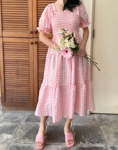 Vestido de cuadros vichy con mangas abullonadas y capas