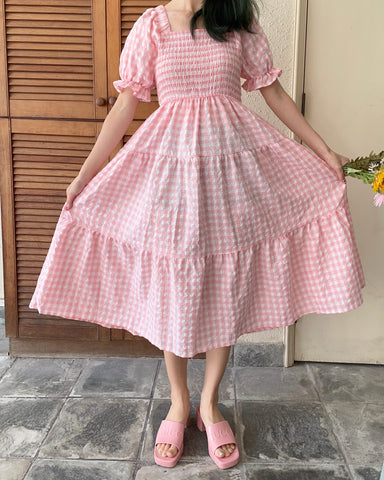 Vestido de cuadros vichy con mangas abullonadas y capas