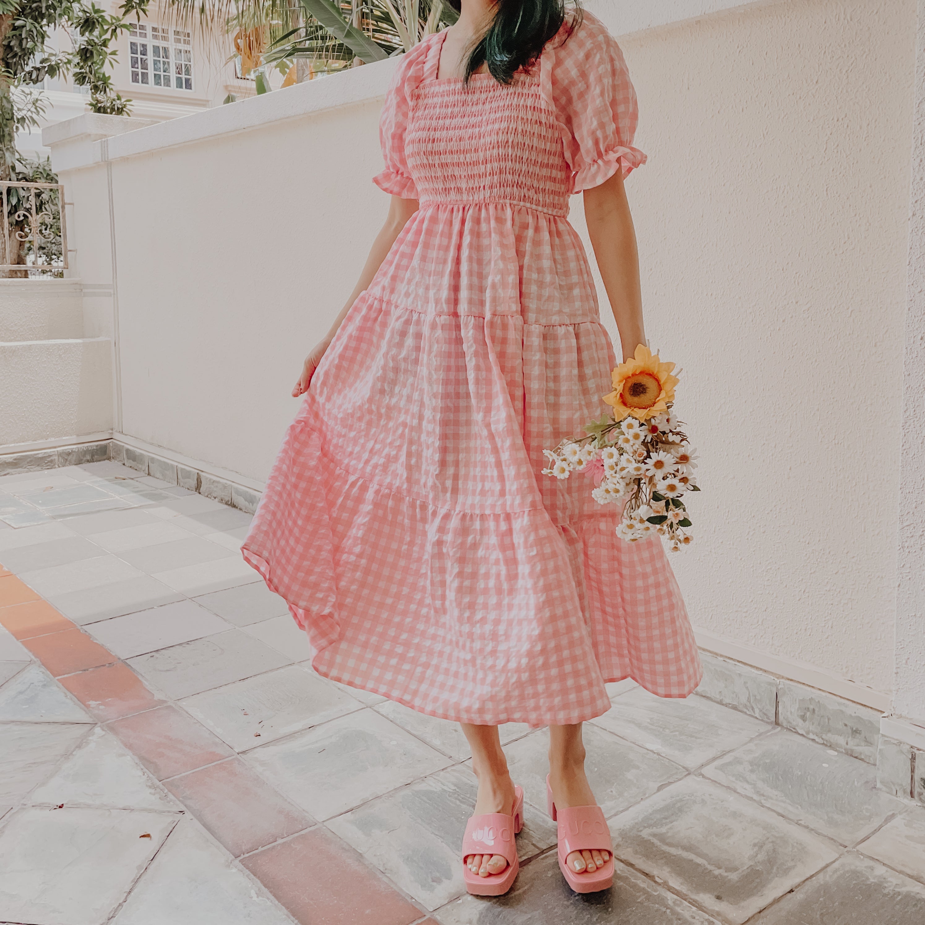 Vestido de cuadros vichy con mangas abullonadas y capas
