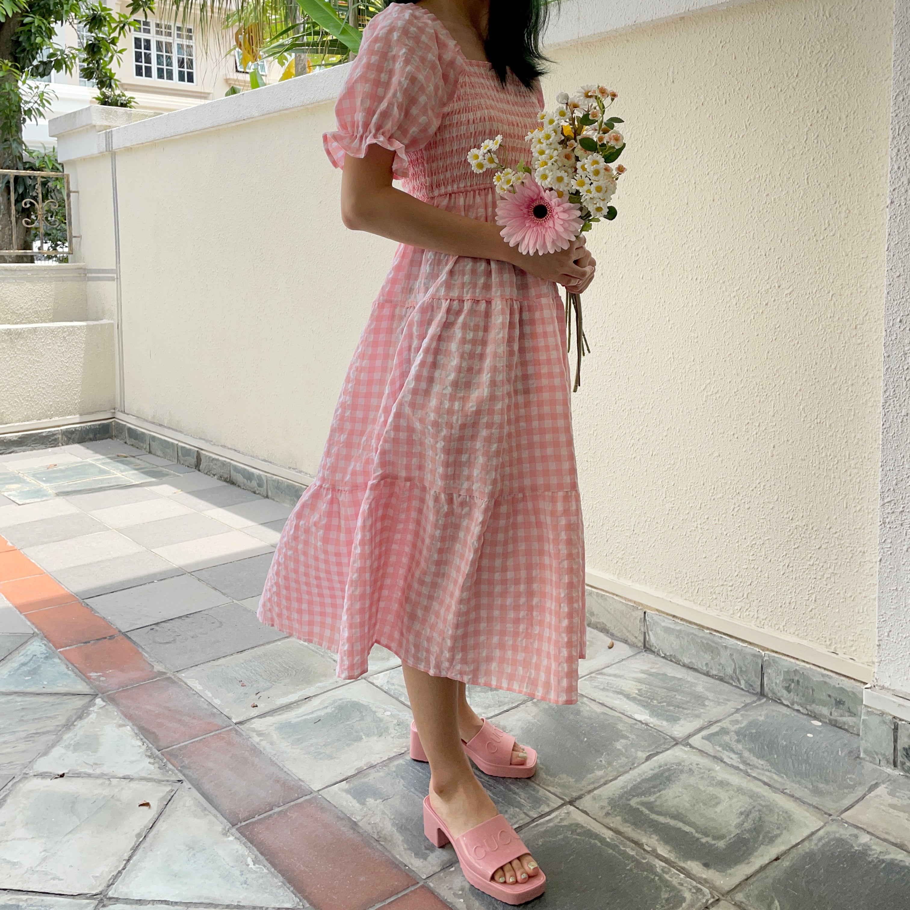 Vestido de cuadros vichy con mangas abullonadas y capas
