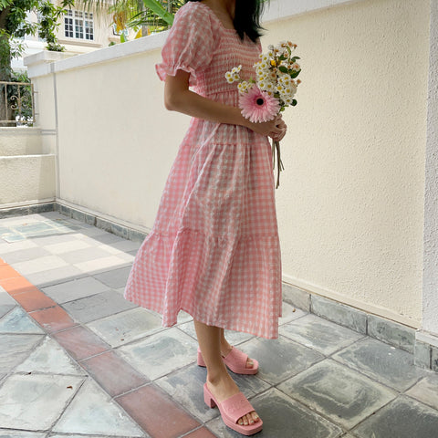Vestido de cuadros vichy con mangas abullonadas y capas