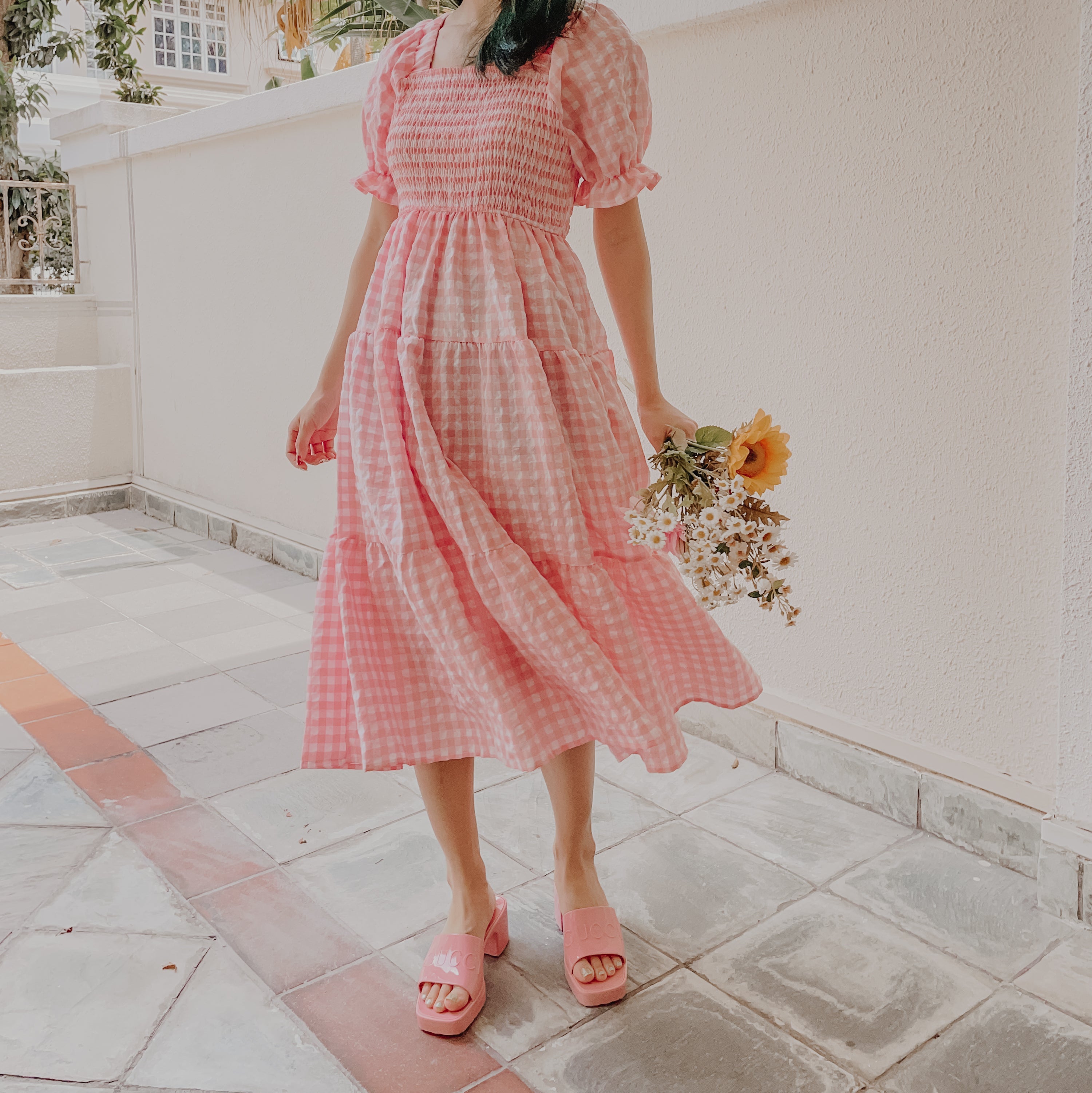 Vestido de cuadros vichy con mangas abullonadas y capas