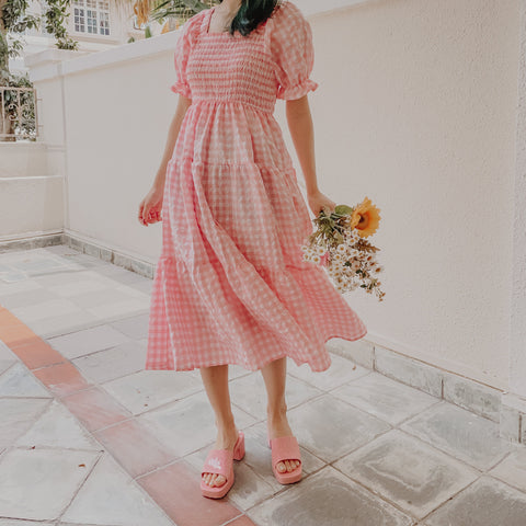 Vestido de cuadros vichy con mangas abullonadas y capas