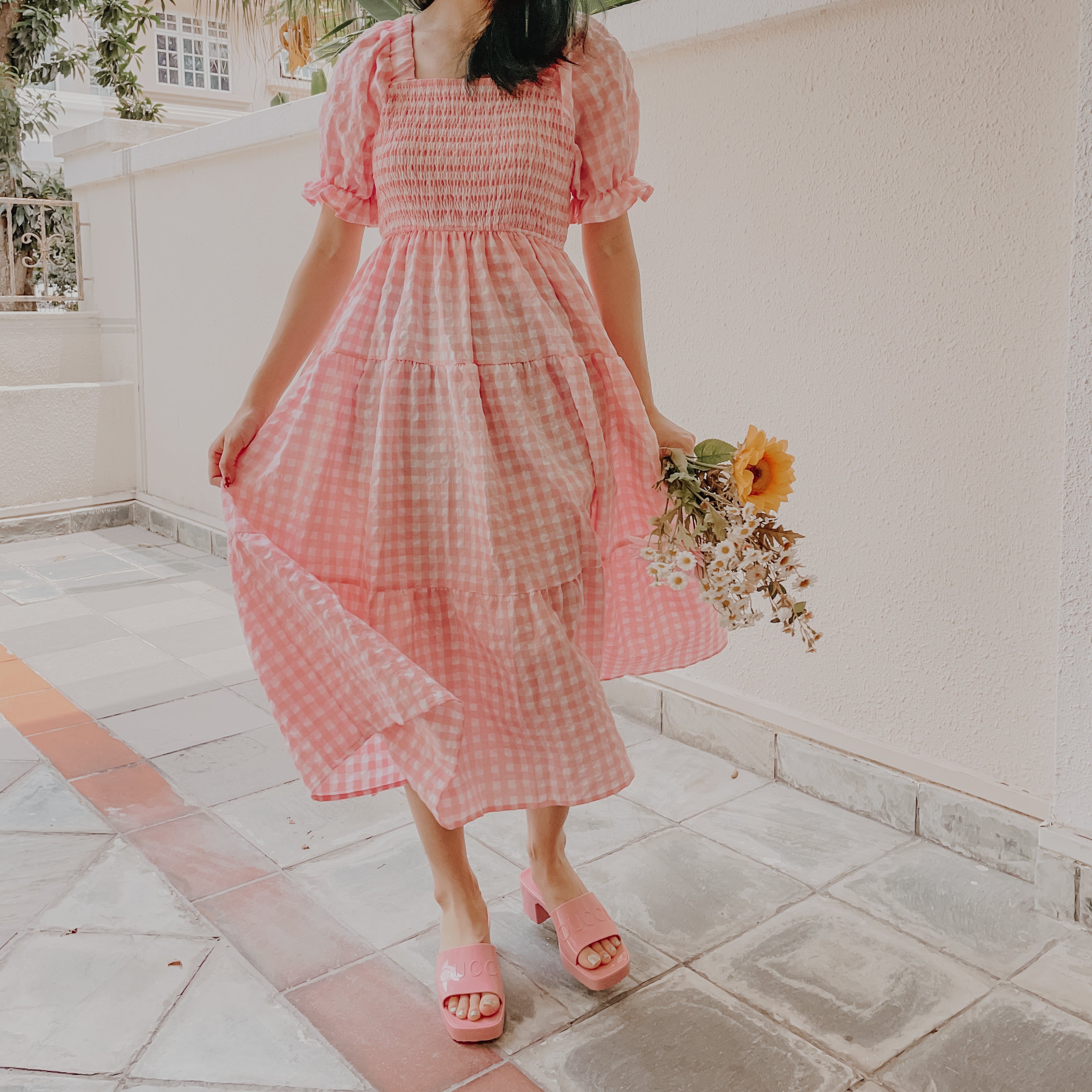 Vestido de cuadros vichy con mangas abullonadas y capas