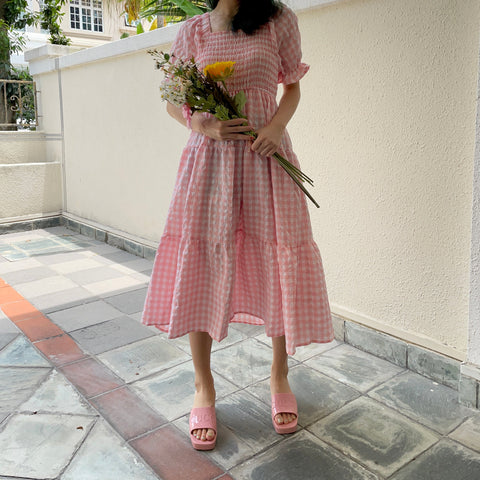 Vestido de cuadros vichy con mangas abullonadas y capas