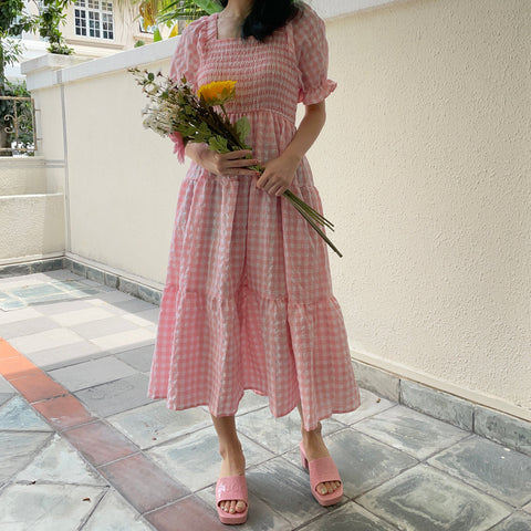 Vestido de cuadros vichy con mangas abullonadas y capas