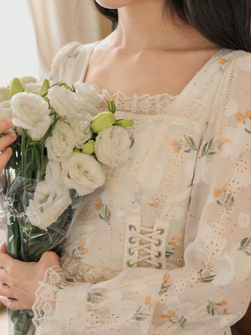 Vestido midi con cordones y estampado floral