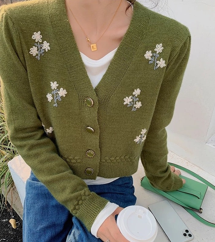 Strickjacke mit Blumenstickerei