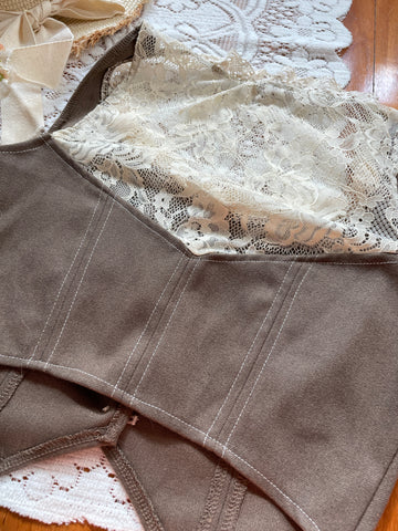 Chaleco con botones de encaje