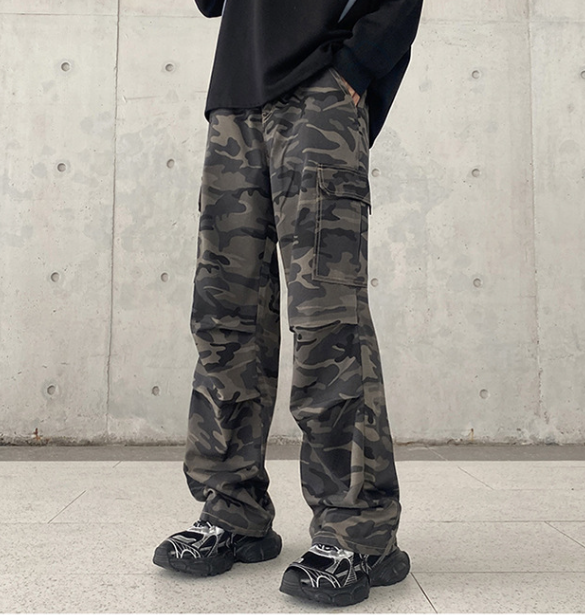 Locker geschnittene Cargohose mit Camouflage-Muster