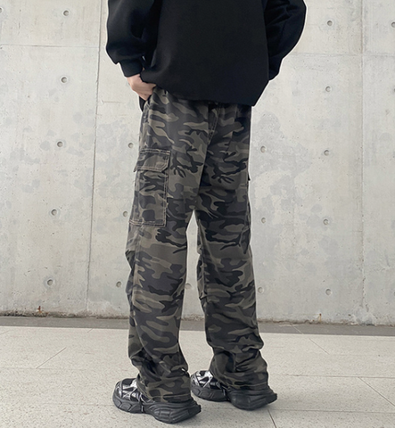 Locker geschnittene Cargohose mit Camouflage-Muster