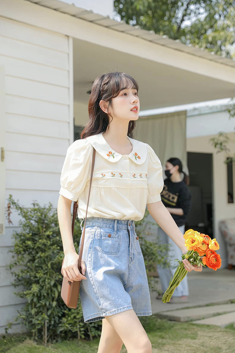Blusa bordada con gerberas naranjas