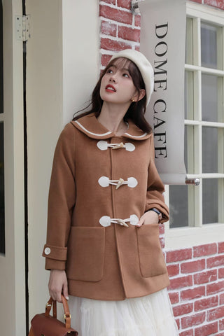 Abrigo tipo trenca con cuello Peter Pan y botones