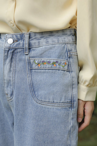 Jeans mit Blumenrankenstickerei