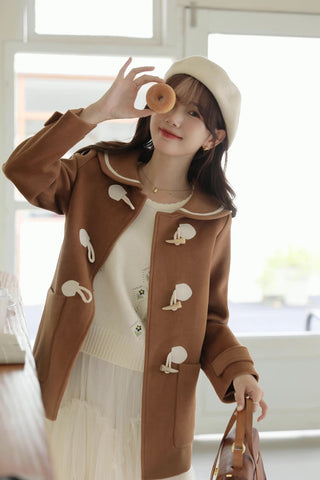 Abrigo tipo trenca con cuello Peter Pan y botones