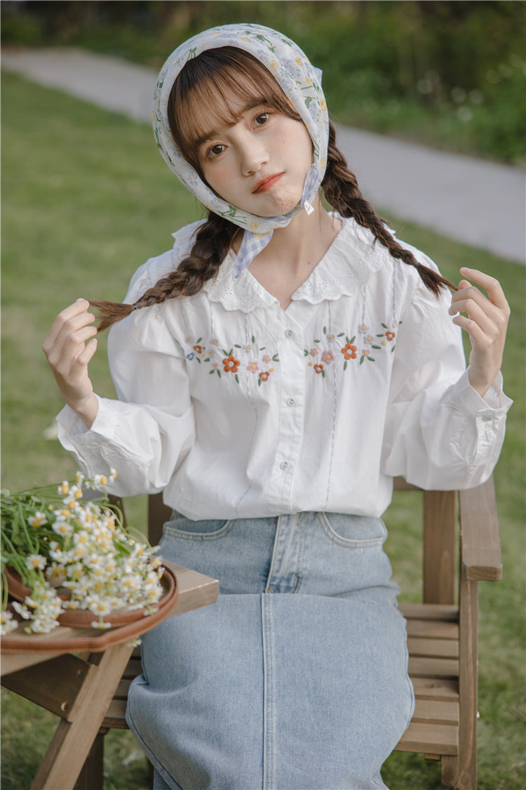 Blusa bordada con flores caídas