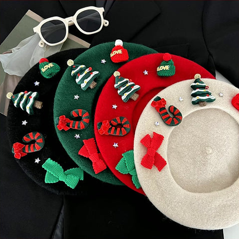 Boina con amuletos navideños