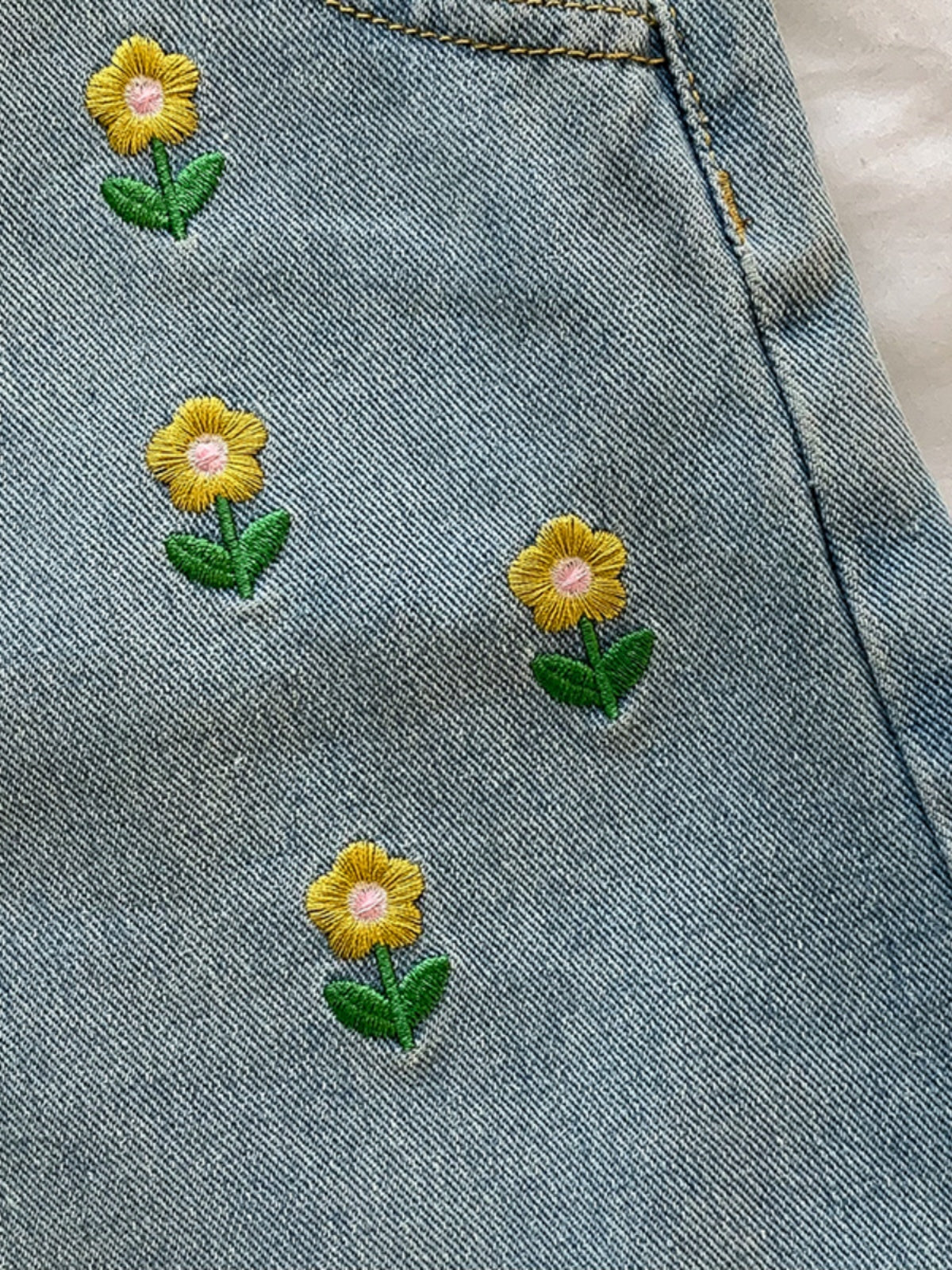 Shorts mit Blumenstickerei