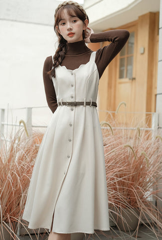 Camisole-Kleid mit Muschelsaum und Knopfleiste