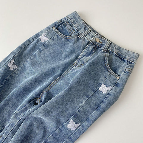 Jeans mit Schmetterlingsstickerei