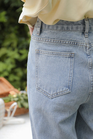 Jeans mit Blumenrankenstickerei