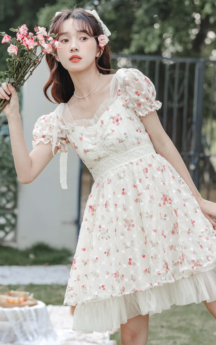 Vestido mini con enagua de rosas delicadas