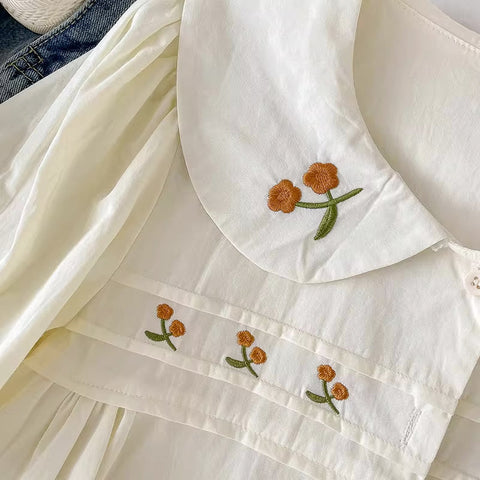 Blusa bordada con gerberas naranjas