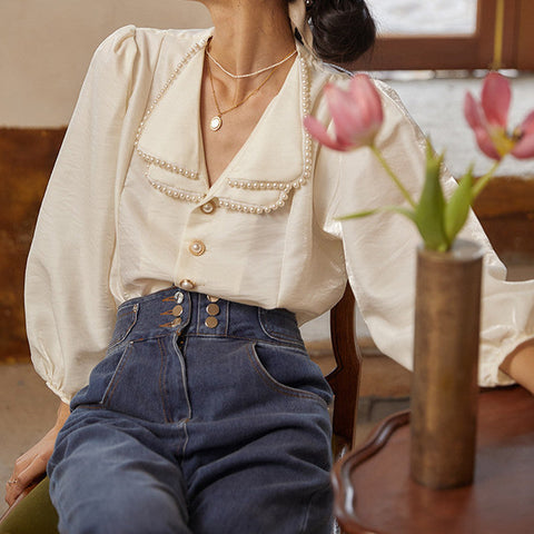 Blusa de satén con cuello de perla