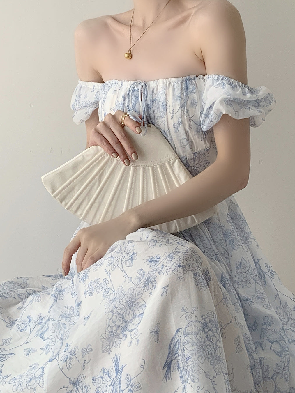 Vestido midi con diseño de boceto de porcelana