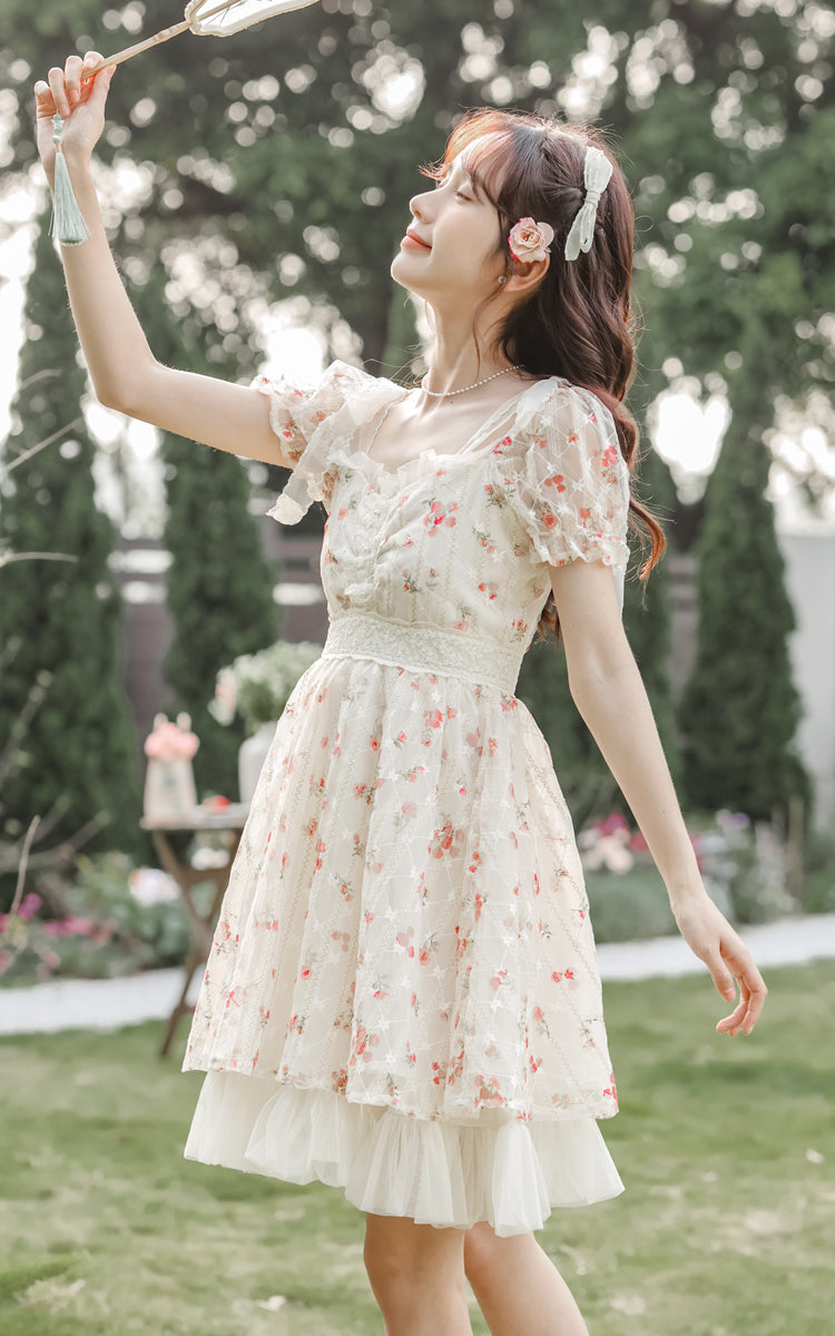 Vestido mini con enagua de rosas delicadas