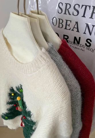 Suéter con dijes de árbol de Navidad